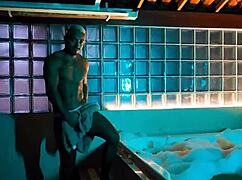 Gyere baszd az óriás farkamat a habfürdőben cenzúrázatlan orgazmusért.