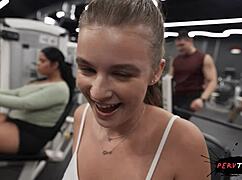 धोखेबाज़ जवान लड़की 18+ को जिम में बड़े लंड से चुदाई करते पकड़ा