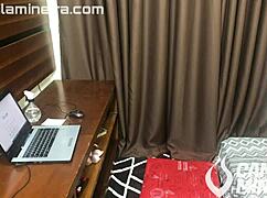 Sekreter Porno İzlerken Patron Casusluk Yapıyor Orgazm Oluyor!