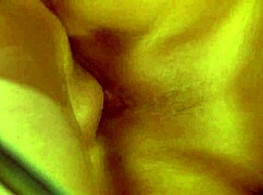 Tumma huorämamma ratsastaa hirviökullilla korkkareissa kasvoillelaukeamiseksi