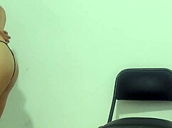 Latina dansează și scutură fundul și țâțele mari dement! 😍