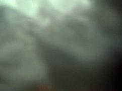 Uživa v sproščujoči kopeli v kopalnici