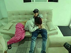 Nevlastní sestra náhodou vidí, jak se nevlastní bratr masturbuje, a chce mu pomoct