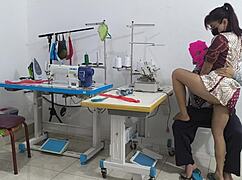 재봉틀 작업실 강렬한 마사지 중 엉덩이 플래시