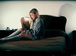 ¿Por Qué la Pequeña Candice de 18+ se Dedica a su Coño Afeitado con una Flor?