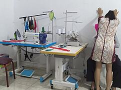 재봉틀 작업실 강렬한 마사지 중 엉덩이 플래시