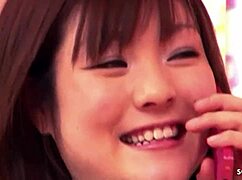 小さな日本人義妹がオナニーして捕まってミニスカートで初めてのフェラに誘惑される