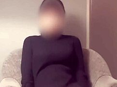 Како изгледа ова јапанска витка бринета у црвеним секси шорцима?