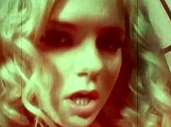 Een blonde in interraciaal seks krijgt een grote lul in haar grote kont