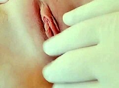 Evde sevgilimin am tüylerini tıraş ediyorum