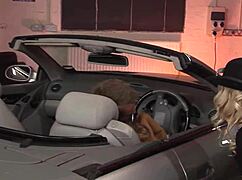 hei, Cindy Behrr vet nøyaktig hvordan hun skal ri mannens kuk med de strømpene på!