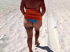 Mexická děvka nechává mačkat prsa a prdel na veřejném mexickém pláži