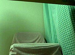 Jeg ser japansk flyvertinne fingerer under skrivebordet