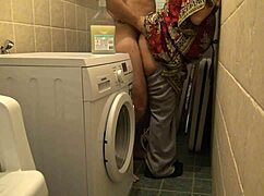 내 아내가 내가 일할 때 지하실에서 박아