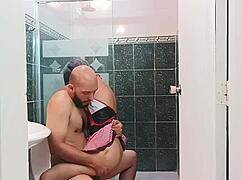 זין של אח חורג קשה צופה באשת בית מנקה עם צעצועים