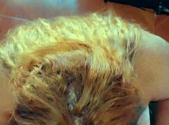 Travesti boqueteira si strozza con cazzone cavallo da 27cm, lecca in faccia in POV caseiro gay.