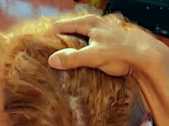 travesti boqueteira engasga com pauzão cavalo de 27cm, toma leitada na cara em pov caseiro gay.