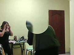 Nie mogę się oprzeć i rżnę sprzątaczkę na dworze