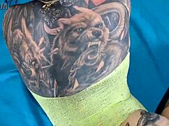 Первый гей-секс с татуированным Кармоной оставляет мокрым и кончающим