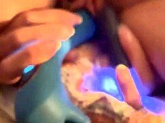 Hajolok előre, villantom a nagy seggem, szorosan és nedvesen ujjaznak orgazmusig