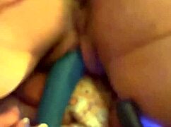 Hajolok előre, villantom a nagy seggem, szorosan és nedvesen ujjaznak orgazmusig