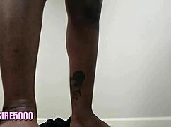 Olha essa milf preta doninha rebolando a bunda gorda com cintura fina 18+ tão sexy!