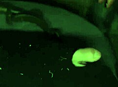 Poglej to lateks femdom, ki pegla maskiranega moškega s kinky dildom.