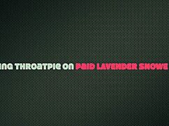 Kaunis palmikoitu goth näyttää pilluaan