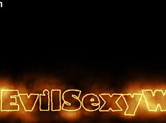 Plavuša milf zavodi seksi krivuljama i drskim maminskim vibeom