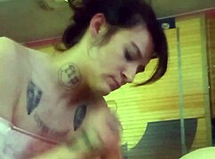 Majhna srčkana pička dobi trdo jebanje v obraz