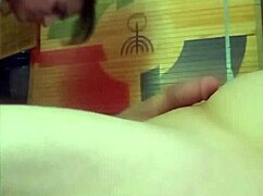 Mała laska dostaje ostre facefucka w gardło