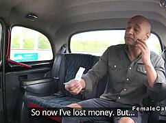 Dold kamera spionerar flintskallig kille knullar storbröstad europeisk taxichaufför i baksäte oral