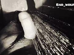 Hej, poglej to solo masturbacijo v prhi za ženske nad 18 😏