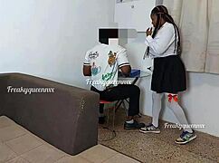 Min lärare knullade mig medan mamma sov, bad hålla tyst