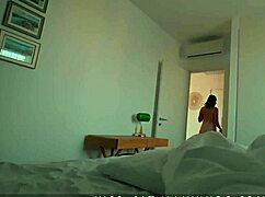 Deň 27 - Nevlastná mama podvádza počas telefonátu s nevlastným synom. Doggystyle buchot otriasa jej veľké cicí