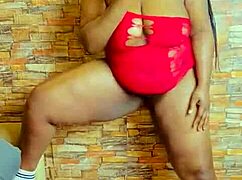 Sundaydogood614 Shows Off Shaved Pussy in Homemade Lesbian Update 869.