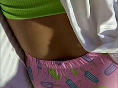 سكس عربى فاجر صاحب جوزى دخل عليا الاوضة لما عرف انى شرموطة و فضل يحك فى طيازى و طلع فوقى فشخنى العرص