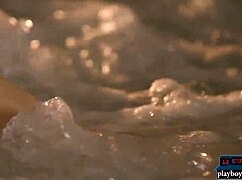 Mladá 18+ kráska odpočívá nahá v horké vaně