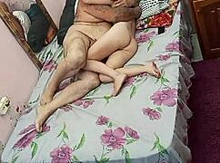 mladá 18+ potká starýho žrouta píč v session svalnatý lingerie