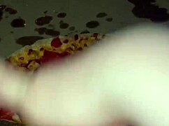 Vay be, bu Suudi güzeliyle pizza deli yerlere sokma yemek pornosu çılgın! 😲