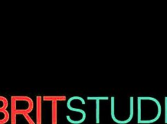 בריטית אמיתית בת 18 מזיינת חזק