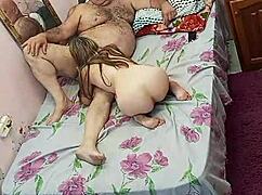 الفتاة الجديدة جدا تلتقي بالعجوز آكل البيبيكا في جلسة لينجري عضلي