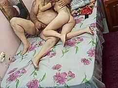 Gadis Muda 18+ Ketemu Pria Penikmat Memek di Sesi Lingerie Otot