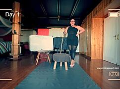 Dominatrix Mistress April gebruikt vastgebonden slaaf