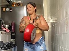 eu estou na live abrindo o zíper pra mostrar o quanto eu tô querendo dar