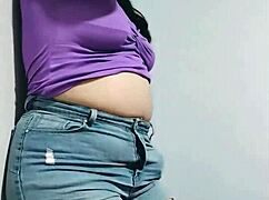 Nicole dráždí před nacpáním žaludku v BBW pohledu s povislými prsy