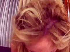 Büyük doğal memeli sarışın