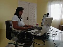 ניקולי מאטוס לא התנגדה ונתנה את התחת על הספה בקבלה אחרי שמצצה את הזין של הבוס במשרד