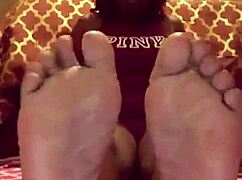 Stepsiostra ma seksowne czarne stopy do lizania