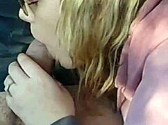 귀여운 18+ 틴이 차에서 큰 자지 사정과 입안 사정 위해 픽업해